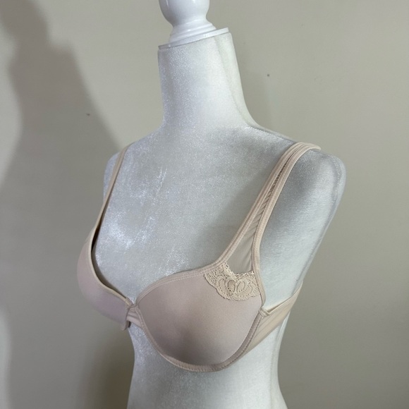 True sz  36C bra in a soft cream. Beautiful bra pretty details underwire - Picture 5 of 12